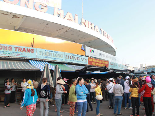  Tiểu thương chợ Đầm đóng ki ốt, ngừng bán sáng 30.1 0 - Ảnh: Nguyễn Chung