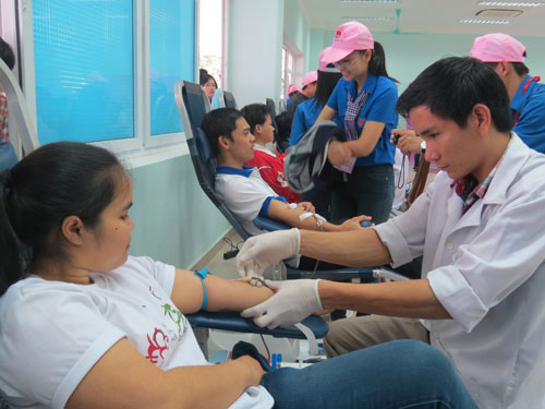 Chiến dịch hiến máu tình nguyện lần này nhằm góp phần đảm bảo nguồn máu dự trữ trong dịp cao điểm trước, trong và sau Tết Nguyên đán. Dự kiến cuối ngày sẽ thu về khoảng 500 đơn vị máu - Ảnh: Tuyết Khoa