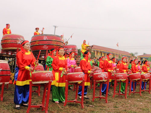 Đội trống gái Đọi Tam biểu diễn trong lễ hội Tịch điền 2014 - Ảnh: Bà Lê Thị Thanh cung cấp