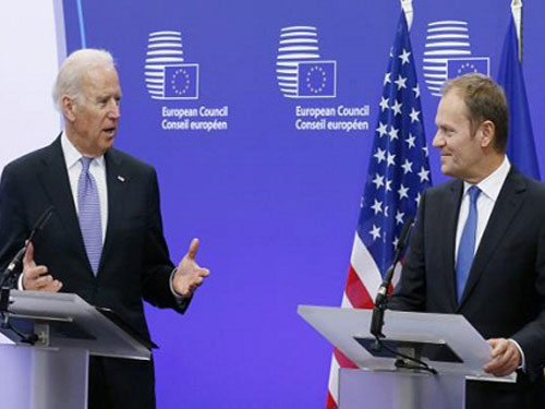 Phó tổng thống Mỹ Joe Biden và Chủ tịch Hội đồng châu Âu Donald Tusk trong cuộc họp báo chung tại Brussels hôm 6.2- (Ảnh: Reuters)