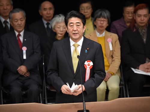 Thủ tướng Abe (giữa) phát biểu tại cuộc hợp mặt ở Tokyo ngày 7.2 - Ảnh: AFP