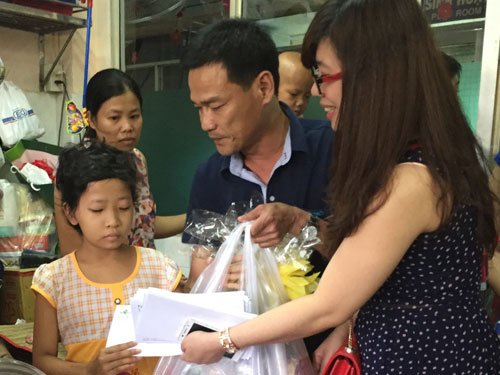 Đại diện Báo Thanh Niên (giữa) và đại diện Tập đoàn Novaland trao quà tết cho các em nhỏ bị bệnh ung thư có hoàn cảnh khó khan - Ảnh: Đình Sơn