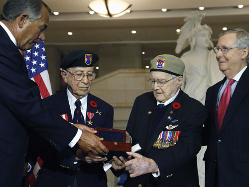 Chủ tịch Hạ viện Mỹ John Boehner (trái) trao Huân chương Vàng quốc hội cho các thành viên còn sống của Lực lượng đặc biệt số 1 - Ảnh: Reuters