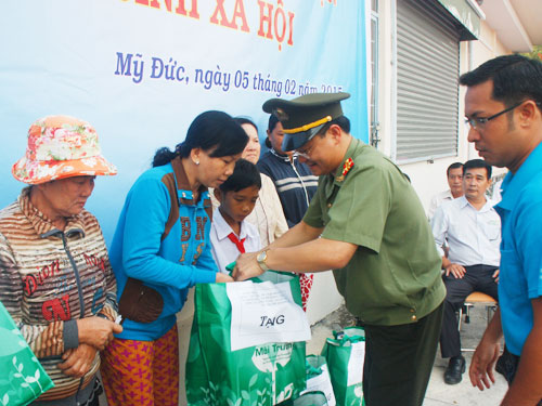 Trung tá Nguyễn Thanh Tuấn trao quà cho người nghèo biên giới Hà Tiên - Ảnh: Nguyễn Nguyễn