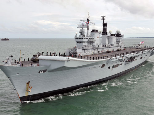 Hải quân Anh từng triển khai tàu sân bay HMS Illustrious đến biển Đông tham gia cứu trợ thảm họa bão Haiyan năm 2013 - Ảnh: Bộ Quốc phòng Anh