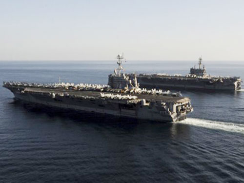 Hai tàu sân bay USS John C. Stennis (trước) và USS George H. W. Bush của Mỹ - Ảnh: Reuters