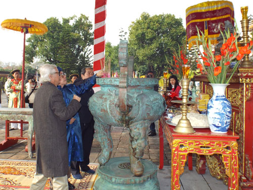 Dâng hương tại án thờ vua Gia Long - Ảnh: Lê Công Doanh