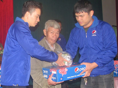 Trao quà cho người già neo đơn và trẻ em có hoàn cảnh khó khăn tại xã Đức Lạc 