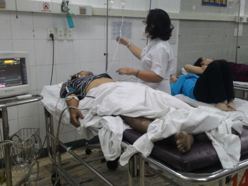 Bệnh nhân Nguyễn Hoàng Vương cấp cứu tại BV Thống Nhất tối 10.2 - Ảnh: Lương Ngọc