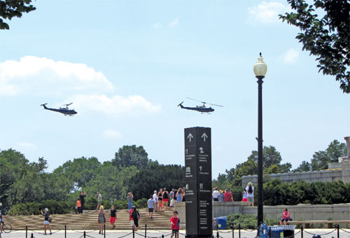 Máy bay trực thăng quần thảo gần Nhà tưởng niệm Lincoln - Ảnh: N.M.T