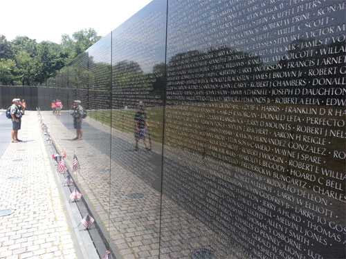 Bức tường đá hoa cương khắc tên binh sĩ Mỹ tử trận ở Việt Nam - Ảnh: N.M.T