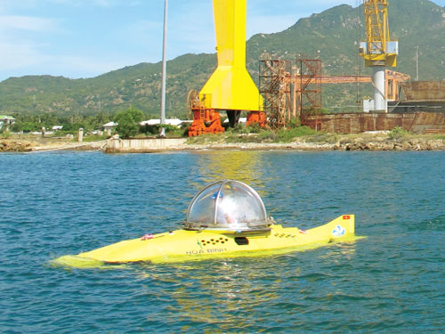Thử nghiệm tàu lặn Hòa Bình tại vịnh Cam Ranh ngày 21.9.2014 - Ảnh: Bùi Xuân Dũng