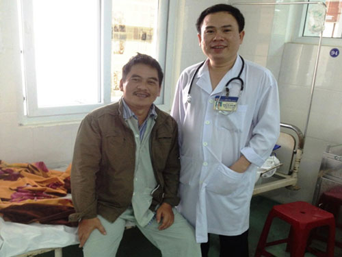 Bệnh nhân Khánh (ngồi) được cứu sống dù nhập viện trong tình trạng ngưng tim - Ảnh: Bảo Nguyên