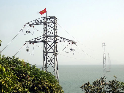 Đường dây 22 kV xuyên biển từ đất liền ra đảo Hòn Tre chính thức đóng điện - Ảnh: Mai Vọng
