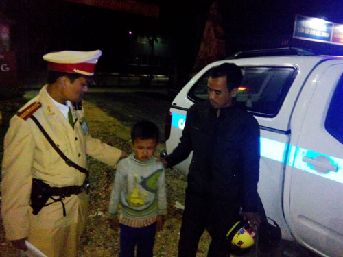 Cháu Quý được bố đón về - Ảnh do Trạm Cảnh sát giao thông Diễn Châu cung cấp
