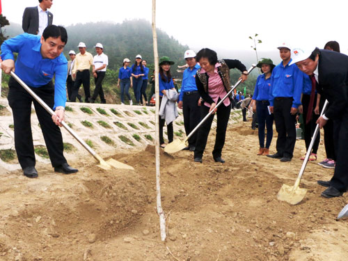 Các đại biểu và đại diện gia đình Đại tướng trồng cây sáng nay - Ảnh: Trương Quang Nam