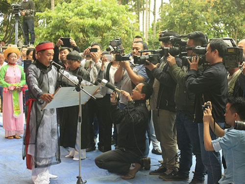 Ông Phạm Văn Cương đọc to lời tuyên thề. Lễ hội thu hút sự quan tâm của đông đảo báo giới - Ảnh: V.N.K