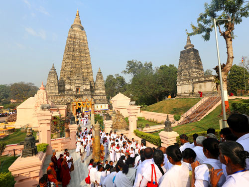 Người hành hương trước bảo tháp Mahabodhi