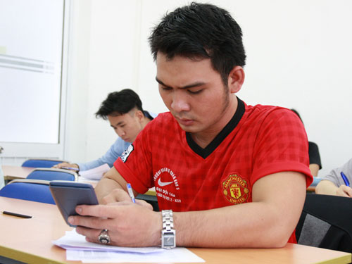Học viên tại một trung tâm luyện thi ĐH ở TP.HCM vào đầu năm 2015 - Ảnh: Minh Luân