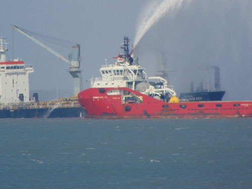Tàu Golden 168 đang được dập lửa - Ảnh: Nguyễn Long