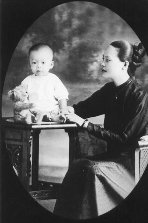 Bà Trương Thị Sáu năm 1927 và con trai đầu Nguyễn An Định - Ảnh: Trầm Hương chụp lại từ tư liệu gia đình