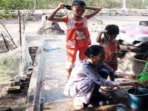 Hai đứa trẻ này được gửi cho người thân ở tỉnh Bình Thuận nuôi, còn cha mẹ các cháu đi làm công nhân tại TP.HCM - Ảnh: Như Lịch