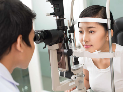 Khám mắt định kỳ sẽ giúp sớm nhận biết bệnh tật có thể xảy ra ở mắt - Ảnh: Shutterstock