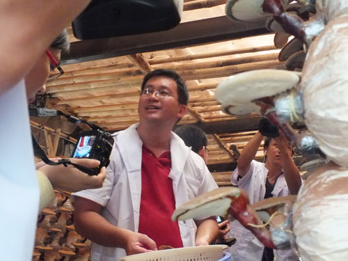 Ông Nguyễn Công Thành tại trại nấm ở Củ Chi - Ảnh: nhân vật cung cấp