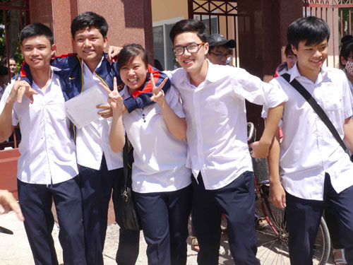 Học sinh Trường THPT Quốc Học, Quy Nhơn (Bình Định) vẫn còn nhiều thắc mắc về thông tin kỳ thi THPT quốc gia sắp tới	- Ảnh: Hoàng Trọng