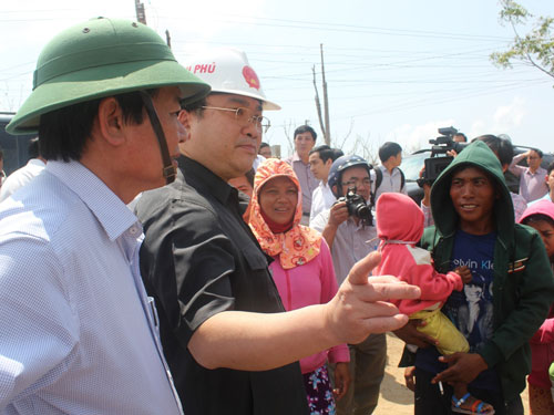 Phó thủ tướng Hoàng Trung Hải tiếp xúc với người dân thôn Đồng Dày, xã Phước Trung, H.Bác Ái, nơi đang thiếu nước sinh hoạt trầm trọng - Ảnh: Thiện Nhân