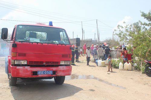 Tận dụng xe cứu hỏa chở nước cung cấp cho người dân xã Phước Trung - Ảnh: Thiện Nhân