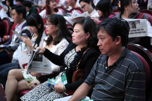 Nhiều phụ huynh cũng đến theo dõi chương trình tại Hội trường Quang Trung (thành phố Quy Nhơn, Bình Định) - Ảnh: Đào Ngọc Thạch