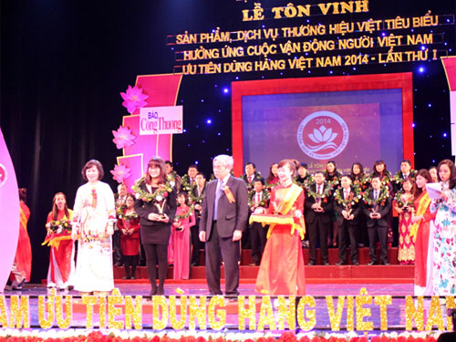 Đại diện FPT Telecom nhận giải thưởng DN Thương hiệu Việt Tiêu biểu 2014 - Ảnh: FPT Telecom