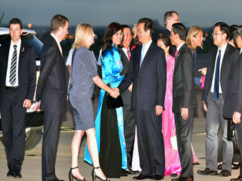 Đại diện bang New South Wales đón Thủ tướng Nguyễn Tấn Dũng và Đoàn Việt Nam tại sân bay. Ảnh: VGP/Nhật Bắc