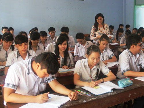 Giáo viên Trường THPT Chu Văn An (tỉnh Ninh Thuận) củng cố kiến thức cho học sinh lớp 12 - Ảnh: Thiện Nhân