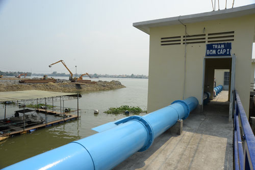 Trạm bơm nước cho Nhà máy nước Đồng Nai bị bao vây bởi dự án. Hiện đã có kế hoạch di dời trạm bơm nước này ra ngoài sông, với chi phí khoảng 60 tỉ đồng do ngân sách nhà nước bỏ ra