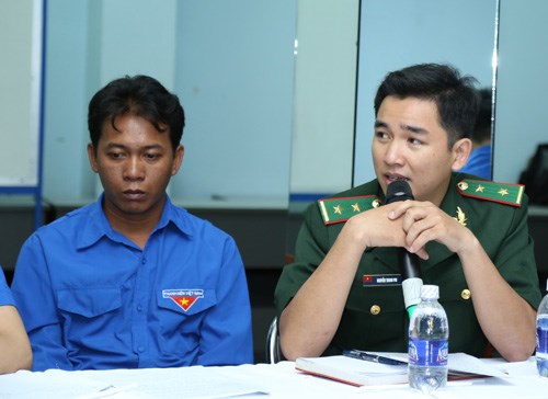 Đại biểu Nguyễn Thanh Phi (phải), Bí thư Chi đoàn cơ sở Đồn biên phòng Đắc Pring, Bộ đội Biên phòng tỉnh Quảng Nam