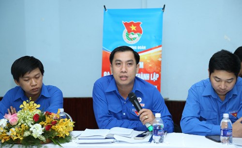 Anh Nguyễn Tấn Hưng (giữa), Bí thư Đoàn Tổng công ty điện lực TP.HCM
