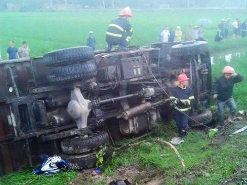 Xe tải gây tai nạn bị lật dưới ruộng