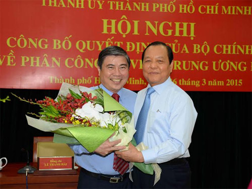 Ủy viên Bộ Chính trị, Bí thư Thành ủy TP.HCM Lê Thanh Hải (phải) tặng hoa chúc mừng ông Nguyễn Thành Phong - Ảnh: Diệp Đức Minh