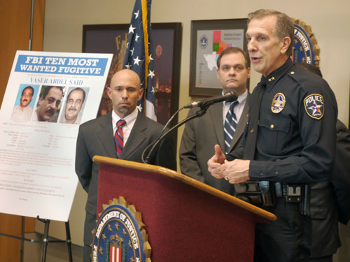 Một buổi họp báo công bố tên tuổi tội phạm trên danh sách truy nã của FBI