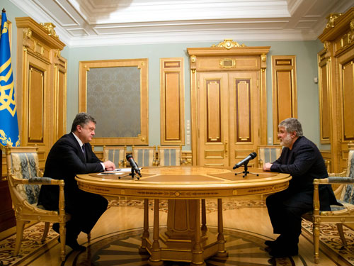 Cuộc đối đầu giữa Poroshenko (trái) và Kolomoisky được dự đoán sẽ còn kéo dài - Ảnh: AFP
