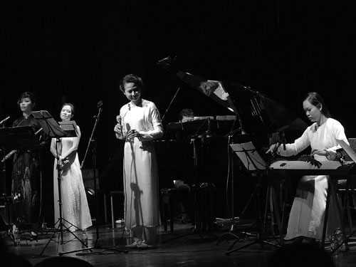 Giang Trang (giữa) bền bỉ trong hành trình thử nghiệm làm mới với nhạc Trịnh trong đêm nhạc Hạ Huyền 2 - Ảnh: N.V.C.C