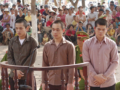 Các bị cáo thừa nhận toàn bộ hành vi phạm tội trước hội đồng xét xử tòa sơ thẩm TAND tỉnh Tây Ninh - Ảnh: Giang Phương