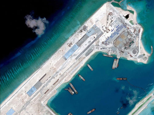 Ảnh chụp từ vệ tinh ngày 2.4 cho thấy công trình đường băng phi pháp của Trung Quốc ở đá Chữ Thập - Ảnh: Reuters