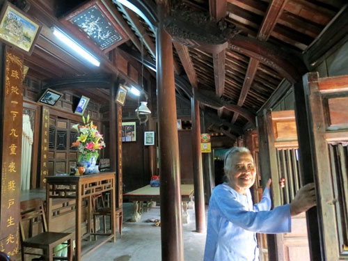 Hầu hết khách du lịch tham quan làng cổ Phước Tích đều ghé nhà mệ Trương Thị Thú nghe mệ kể chuyện gốm, chuyện làng nước - Ảnh: Tuyết Khoa