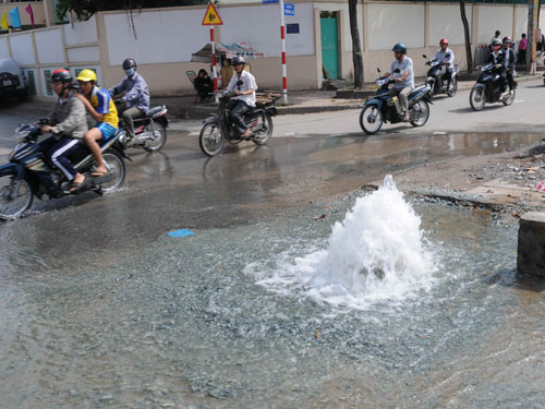 Ống nước sạch bể ở Q.Phú Nhuận, TP.HCM khiến nước tràn lênh láng trên đường
