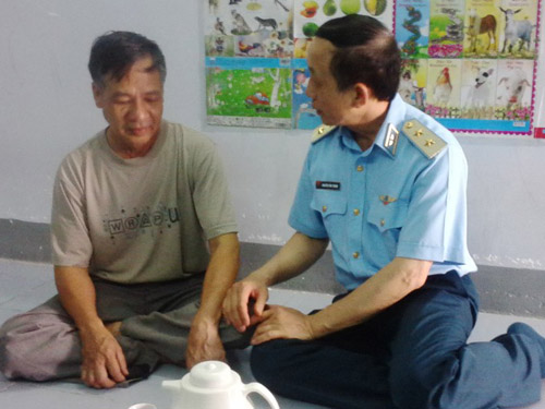 Trung tướng Nguyễn Văn Thanh, động viên gia đình phi công Nguyễn Anh Tú - Ảnh: Thiện Nhân