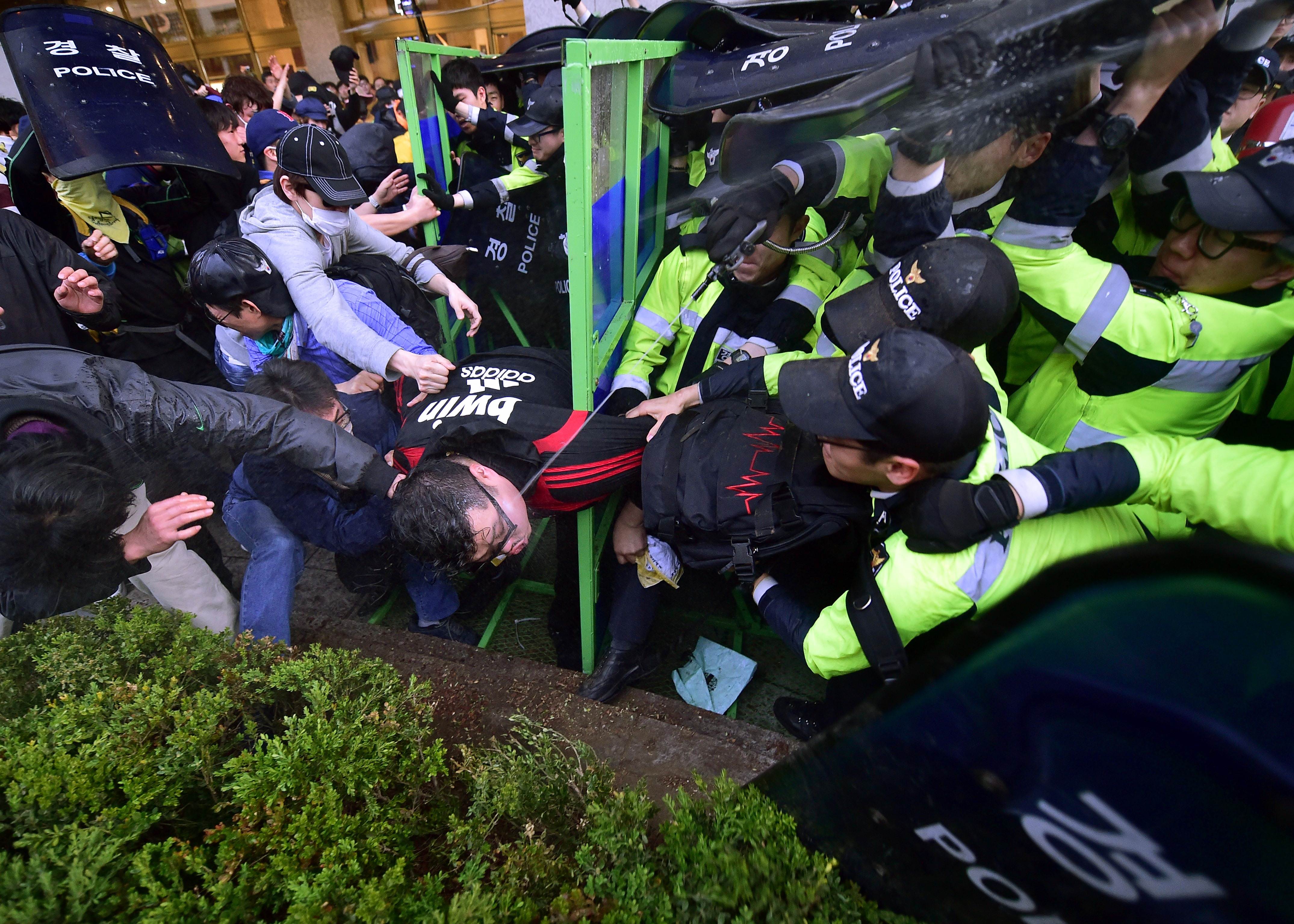 Cảnh sát đụng độ người biểu tình  tại Seoul	Ảnh: AFP