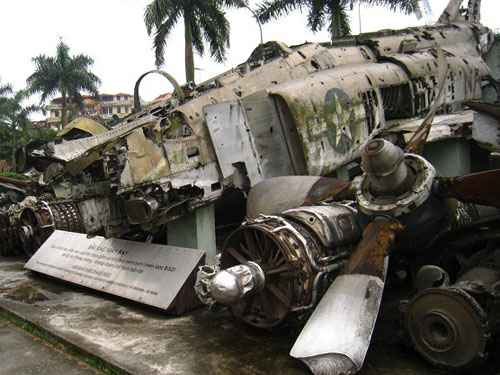 Bãi xác máy bay tại Bảo tàng Phòng không - Không quân - Ảnh: N.A